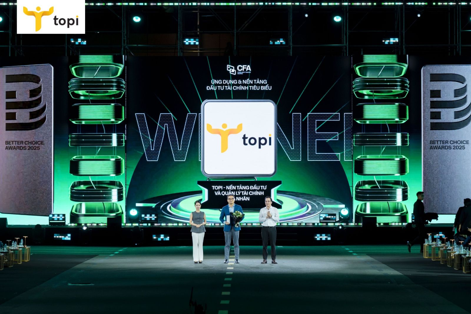 Ông Trần Hoàng Mạnh - Tổng Giám đốc Công ty Cổ phần Đầu tư VAM - đại diện TOPI lên nhận giải.