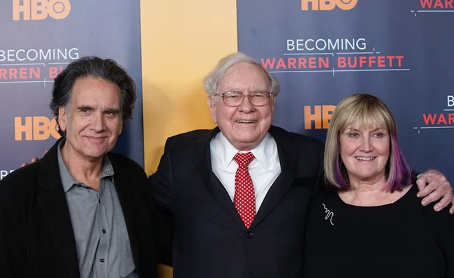 Buffett không để quá nhiều tài sản cho con mà dành làm từ thiện - TOPI