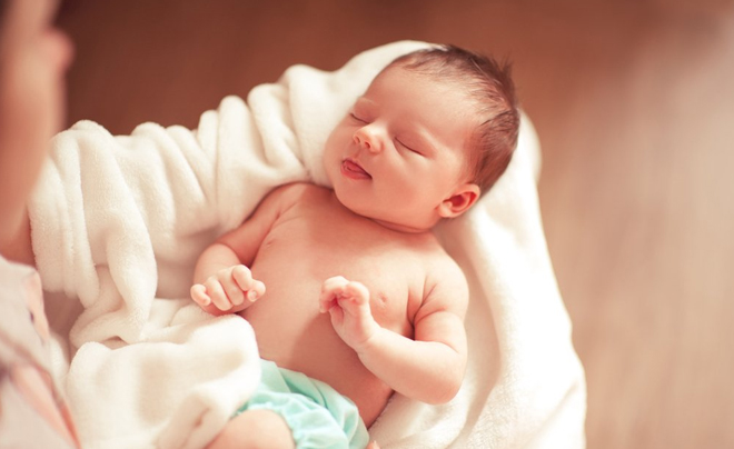 Chi phí nuôi trẻ sơ sinh nặng về bỉm, sữa - TOPI