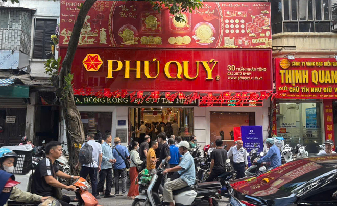 Dòng người xếp hàng mua bạc - TOPI