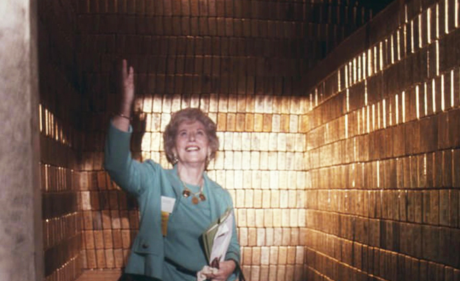Giám đốc Sở Đúc tiền Mỹ Mary Brooks tham quan kho vàng Fort Knox năm 1974 - TOPI