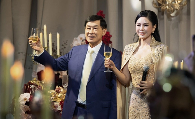 Johnathan Hạnh Nguyễn và phu nhân - Cựu diễn viên Thủy Tiên - TOPI