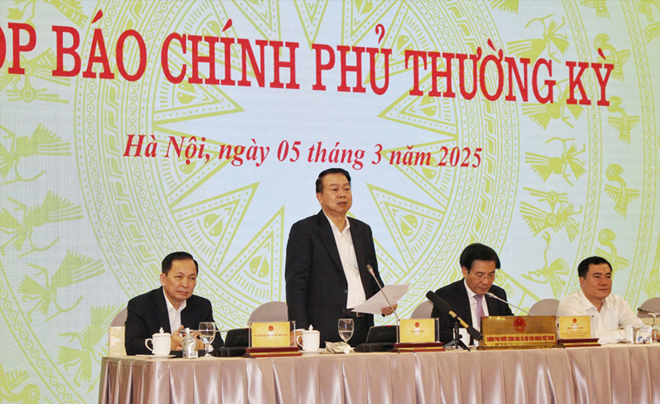Thứ trưởng Bộ Tài chính Nguyễn Đức Chi trao đổi tại Họp báo Chính phủ ngày 5/3